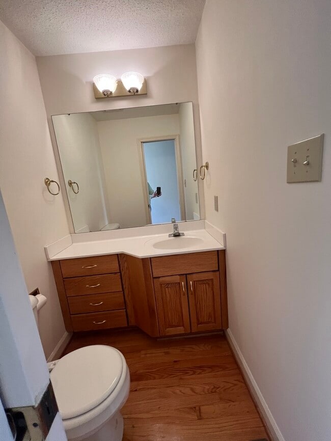 Building Photo - 303 Lake Pointe Dr