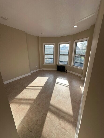 Room 1 - 265 N 7th St