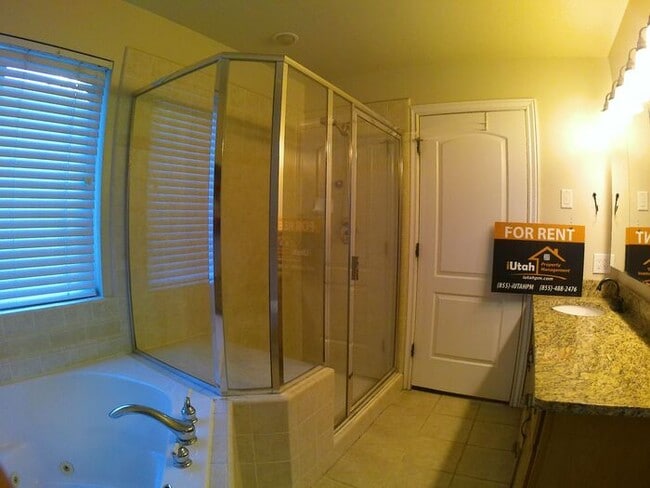 Building Photo - 5 bdrm 3bth Home 3 Car Garage Some utiliti...