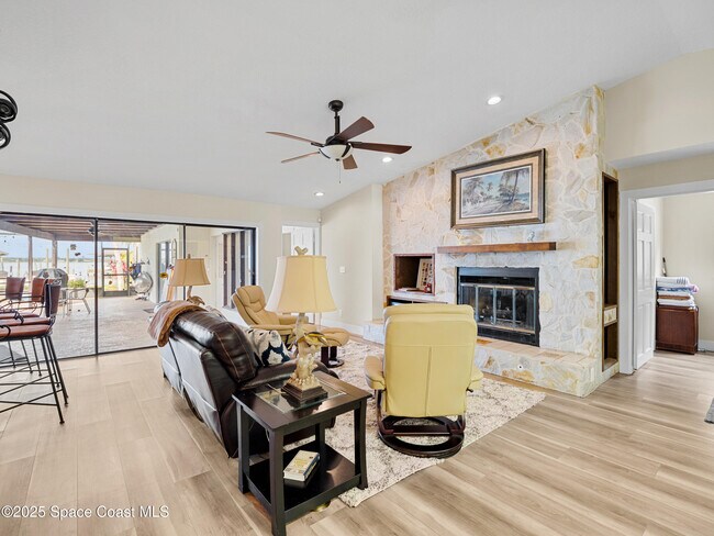 Building Photo - 165 Crispin St