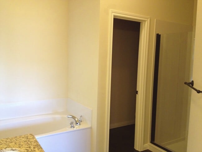 Building Photo - 3BR / 2BA Duplex in Hewitt, Texas | Midway...