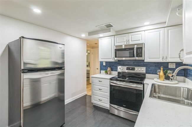 Building Photo - 5390 S Manatee Terrace