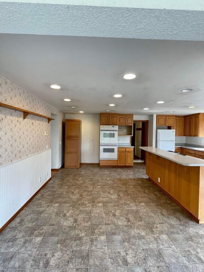 Building Photo - Large home on acreage!