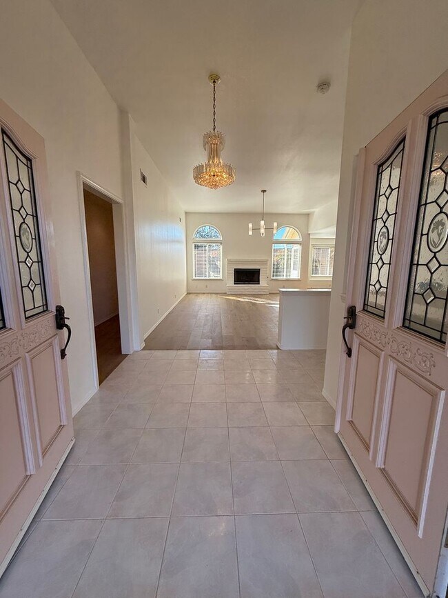 Building Photo - Beautifully Updated Single Story Home in The Country Club Near The Golf Course