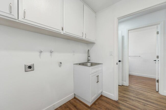 Building Photo - 23986 Oakmont Way