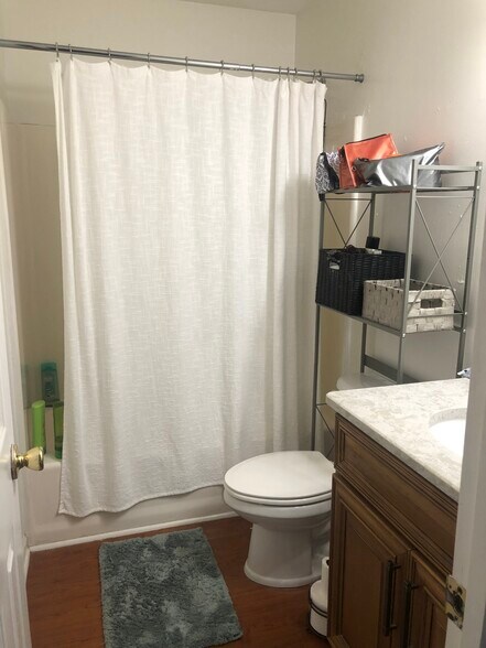 Building Photo - 224 Cook St