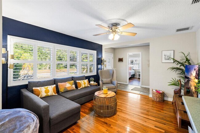 Building Photo - 304 N Matanzas Ave