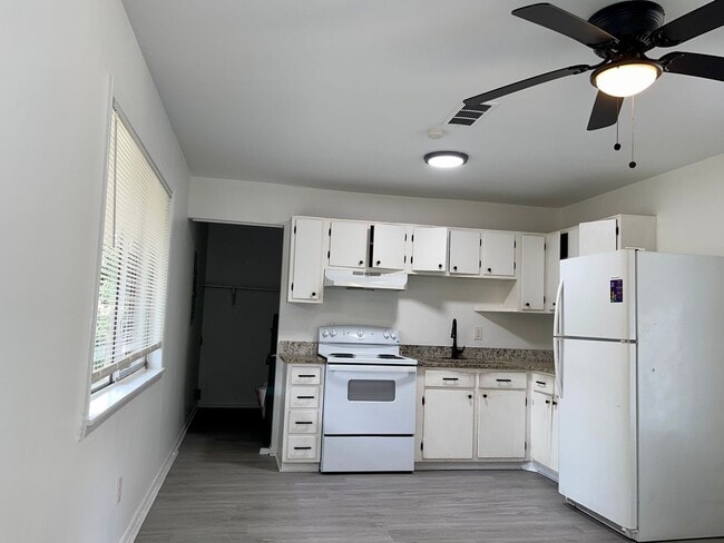 Building Photo - Spacious 3 Bedroom Ranch Under $1,400!