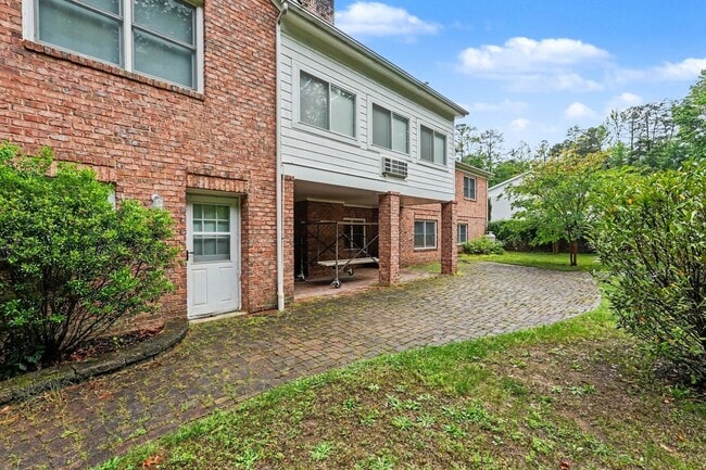Building Photo - Ultimate Aviation Estate: Luxury 1-Level Living on 5+ Acres Near Downtown Fredericksburg