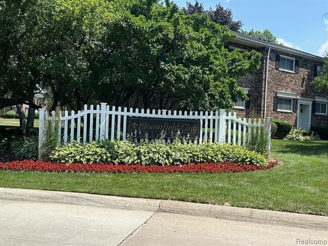 Building Photo - 628 E Fox Hills Dr