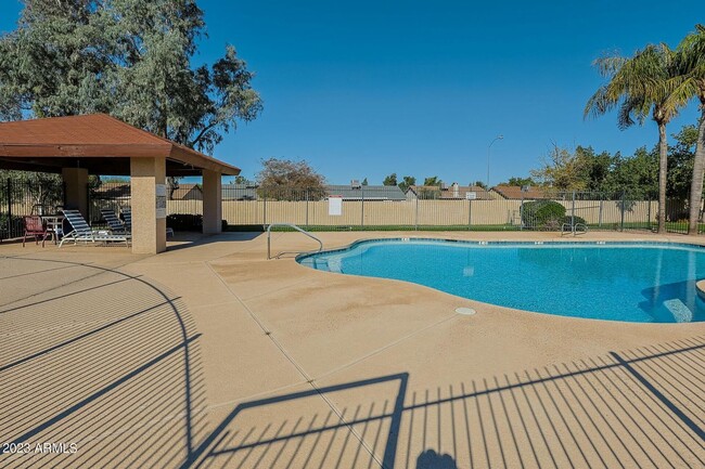 Building Photo - 2 Bedroom 2 Bathroom with a 2 Car Garage f...