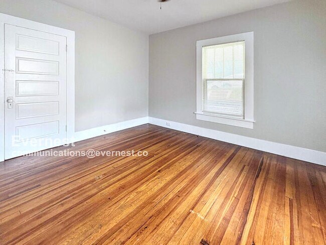 Building Photo - 525 53rd St Ens
