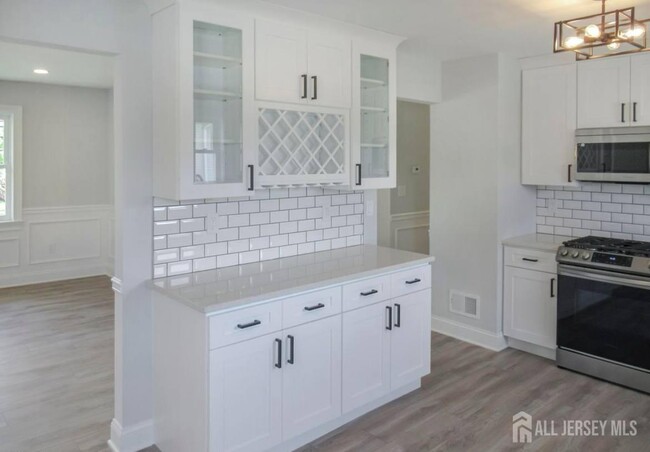 Building Photo - 156 Cliffwood Ave W