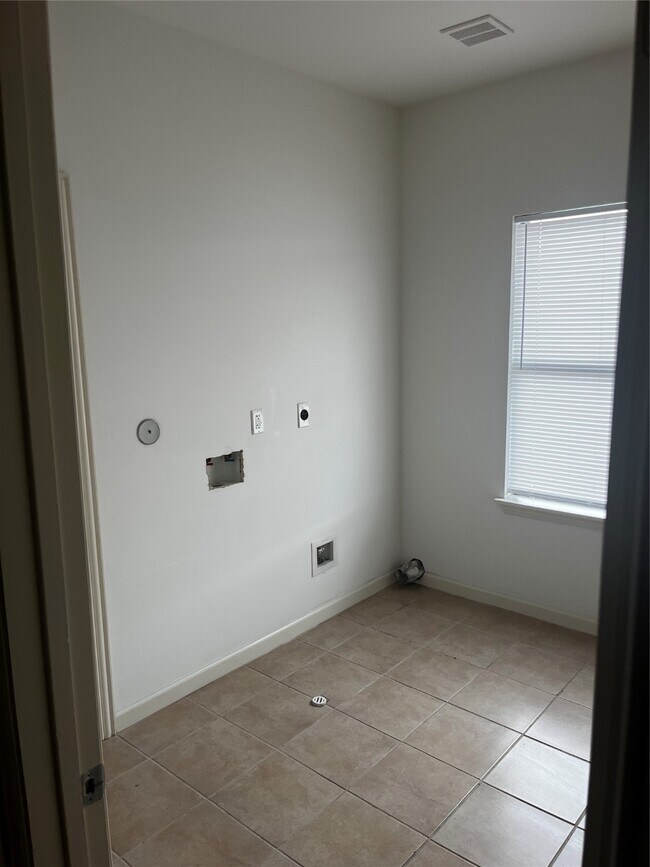 Building Photo - 4303 Oak Ridge Dr