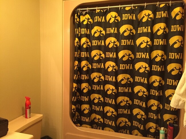 Building Photo - 5 bedroom house on the Westside - close to UIHC