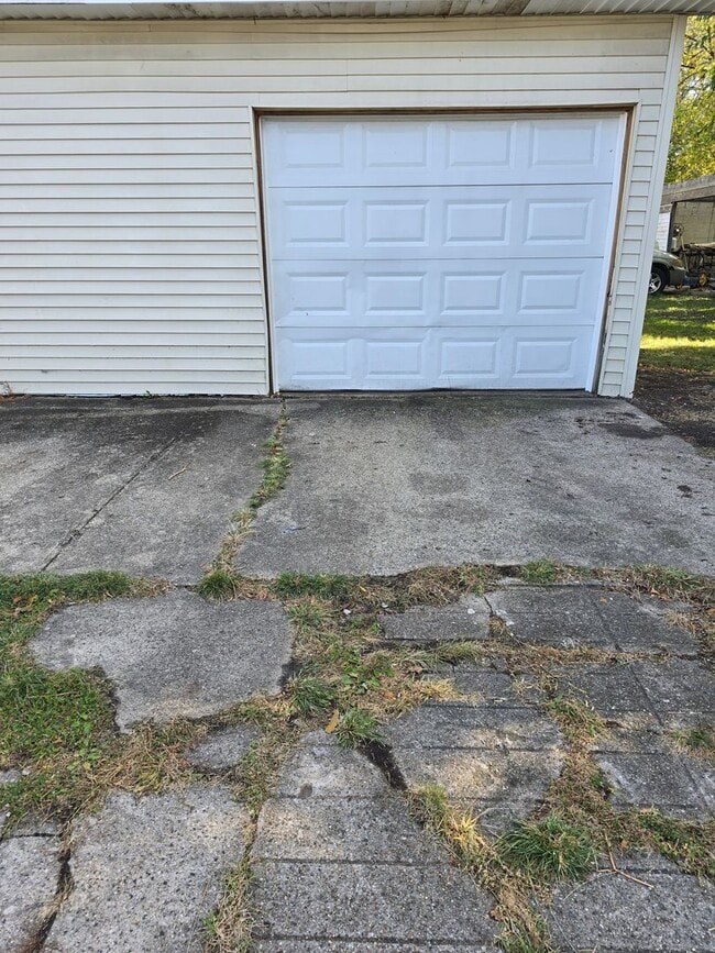 Building Photo - 2 bedroom house with attached garage