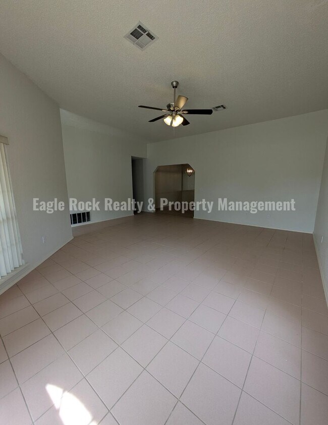 Building Photo - 1304 N Umbrella Ave