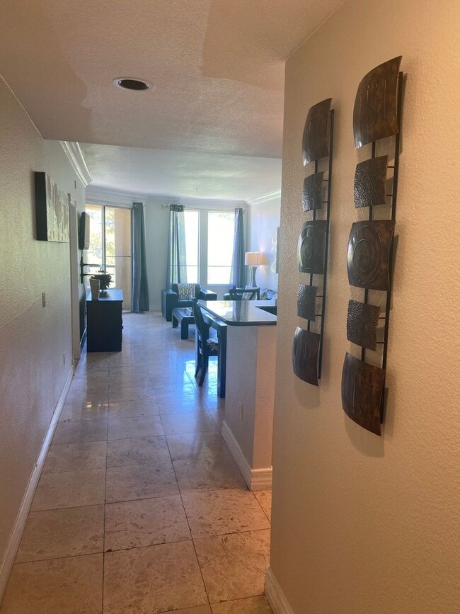 Building Photo - Amazing 2 bedroom furnished condo 1 block ...