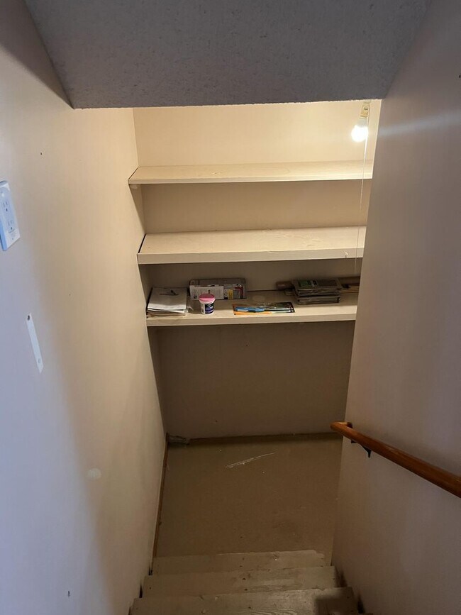 Building Photo - 3 bed 2.5 bath townhome off Bob Billings!