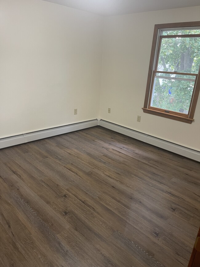 Building Photo - 33 Larch St
