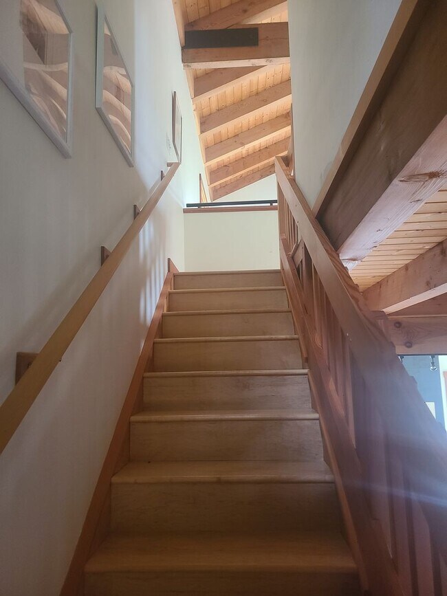 Building Photo - Lovely Rental Home on Cady Mountain