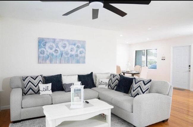 Building Photo - 1128 N 16th Ave