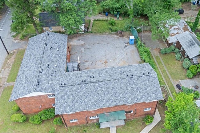 Building Photo - 1060 Oak St SW