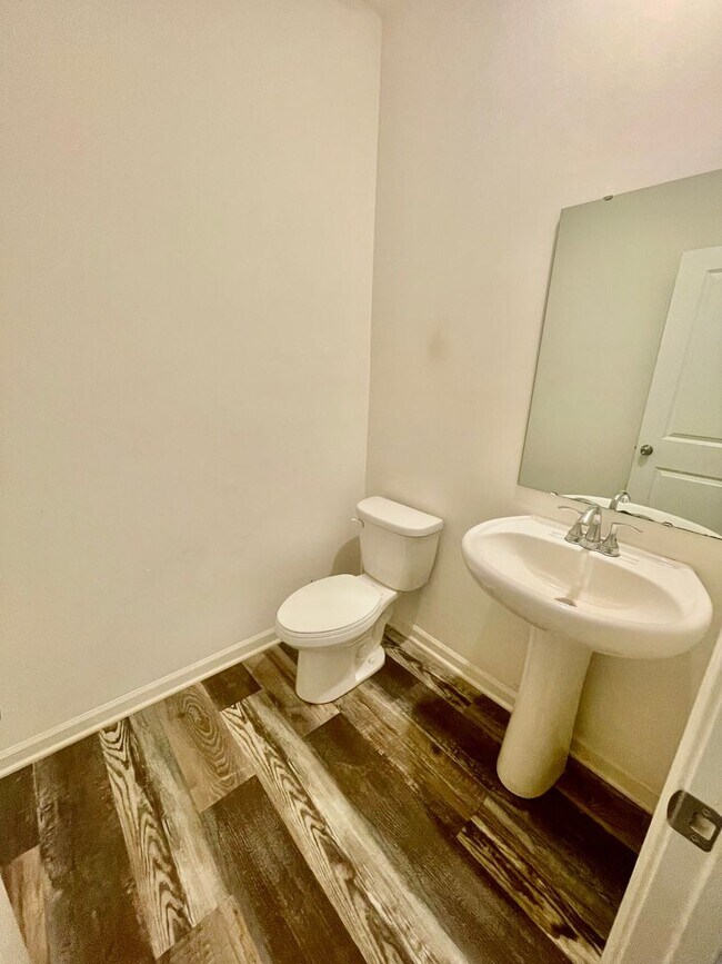Building Photo - Welcome to this stunning 5-bedroom, 2-bath...