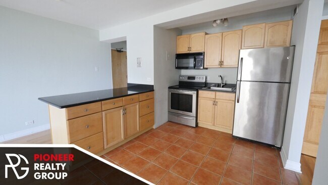 Building Photo - High rise in Lakeview East