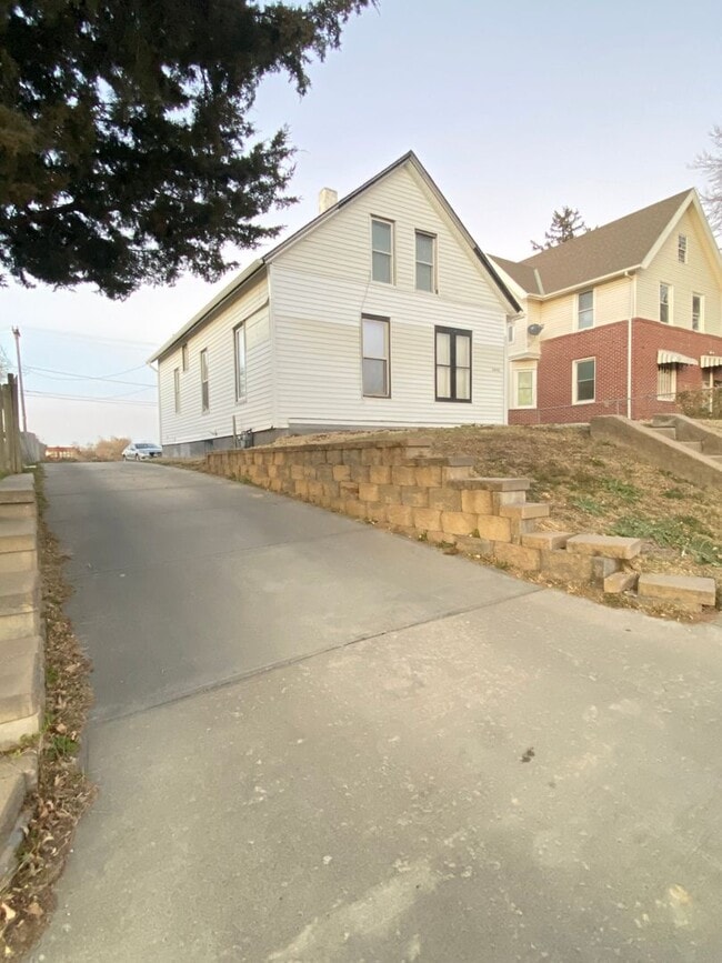 Building Photo - Coming Soon! Updated 4 bed 2 bath house right in the heart of Benson.