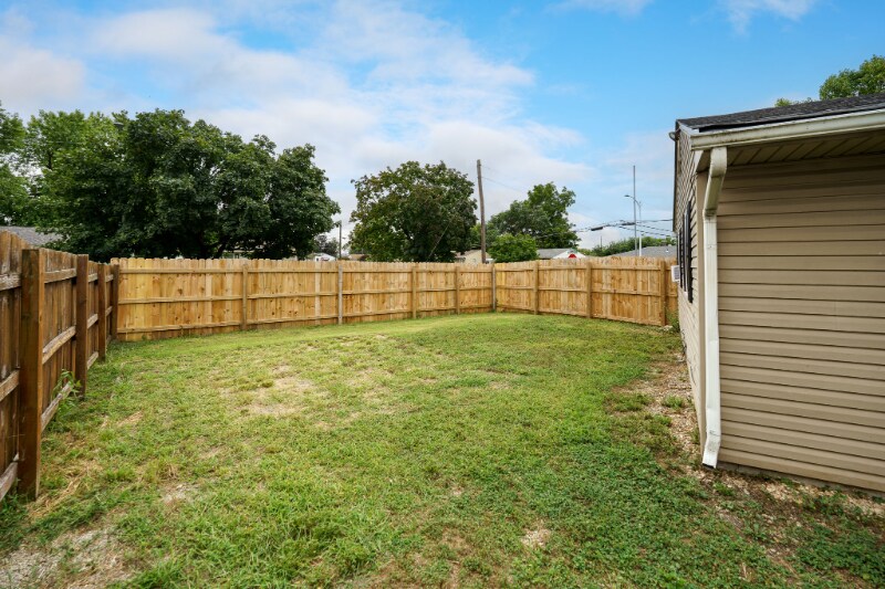Building Photo - 3900 Montevideo Dr