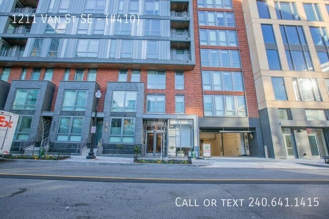 Building Photo - 1211 Van St SE