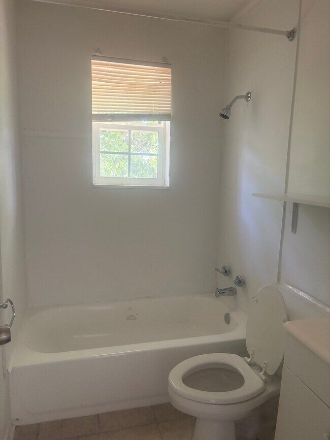 Building Photo - 2565 Peres Ave