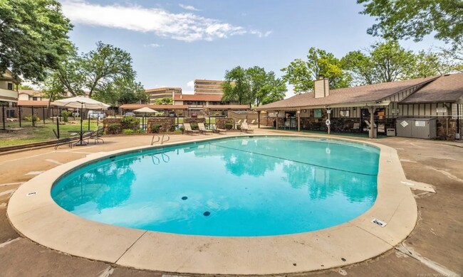 Building Photo - Welcome to this 2 bedroom, 2.5 bath home l...