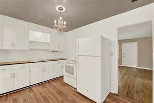 Building Photo - 1016 Alba Dr