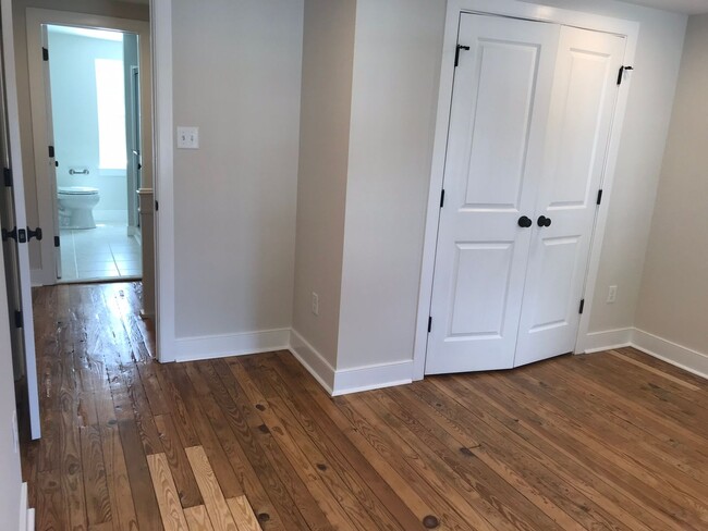 Building Photo - Beautifully renovated townhome in West Che...