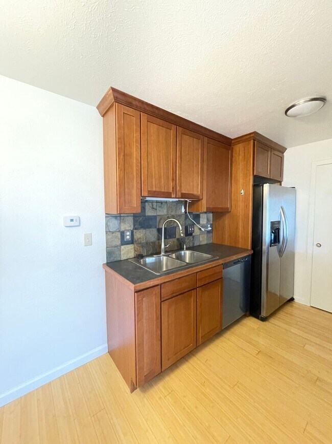 Building Photo - Updated 2B/2B 3rd floor Condo on Manhattan