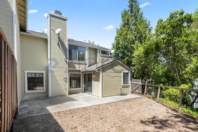 Building Photo - 1225 Oak Hill Ct