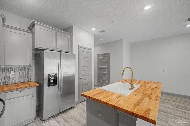 Building Photo - 9055 Golden Eye Dr