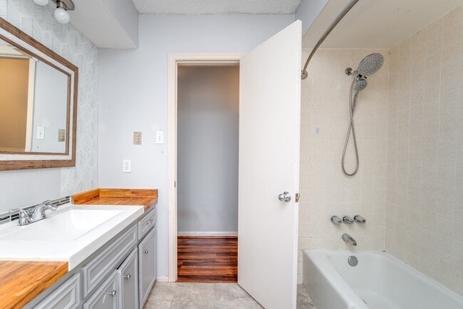Building Photo - 3927 Pleasant Valley Dr