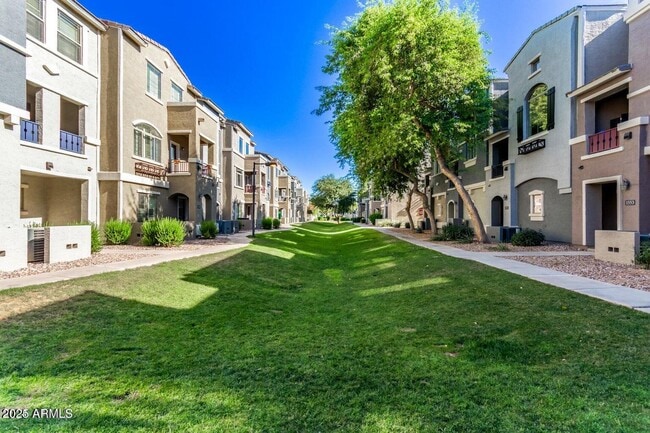 Building Photo - 2402 E 5th St