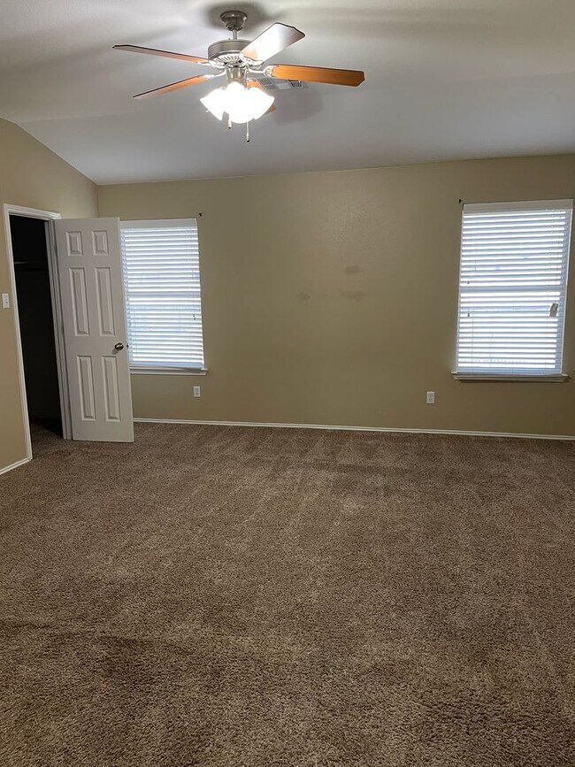 Building Photo - Available Now! Spacious & Well-Maintained ...