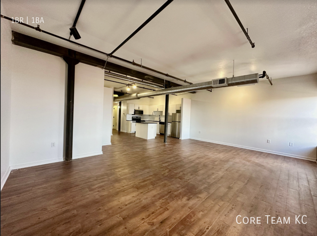 Building Photo - LARGE LOFT in River Market