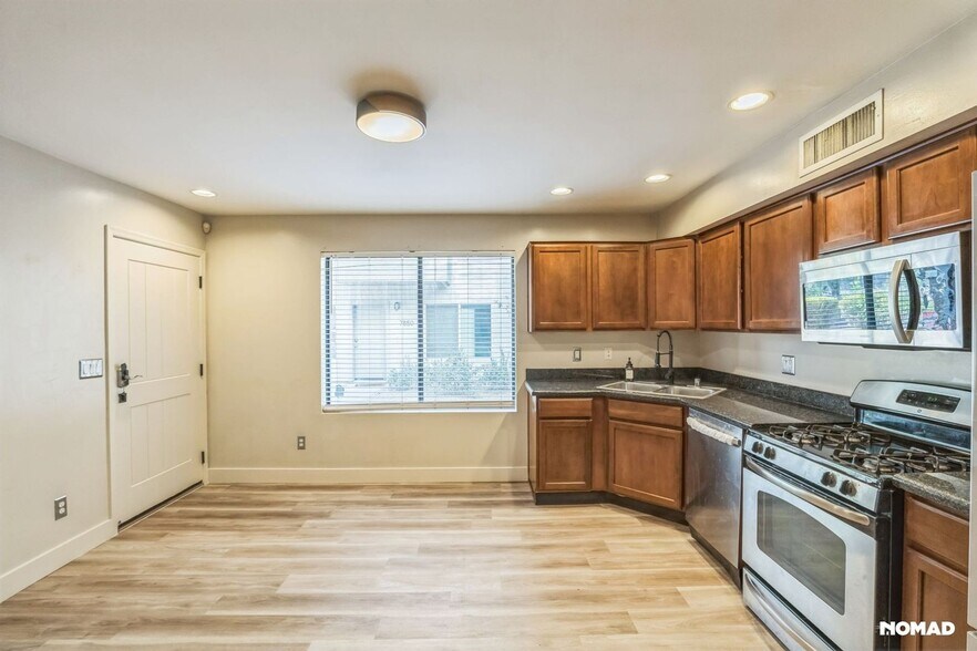 Building Photo - 7853 N 21st Ave