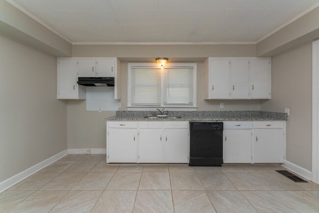 Building Photo - Move-In Ready Comfort – 4 Bed, 2 Bath!