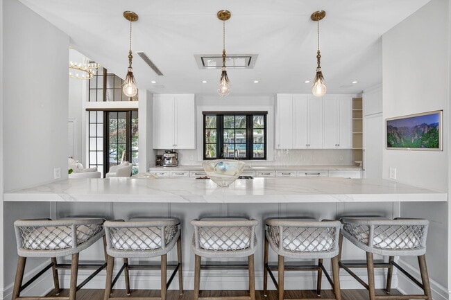 Building Photo - 400 Mola Ave