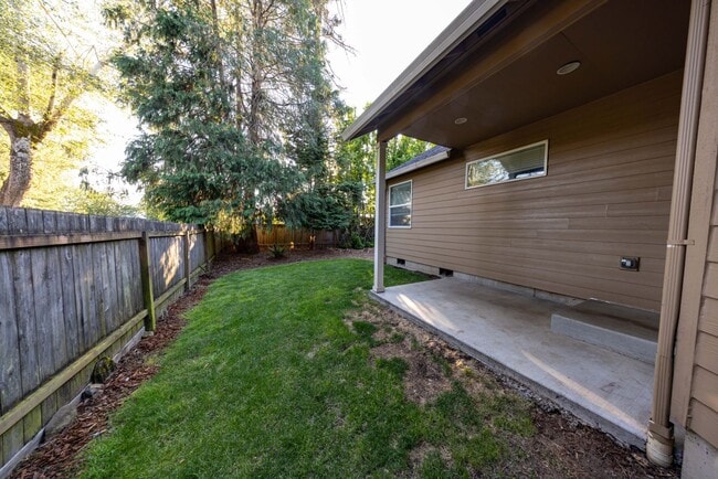 Building Photo - One Level Ranch Home - Three Bedrooms with Central Air / No HOA