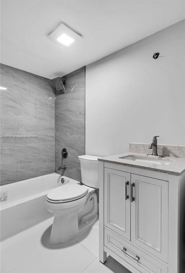 Building Photo - 1740 NW N River Dr