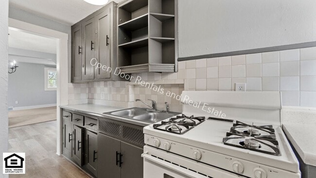 Building Photo - 2144 Edgehill Ave