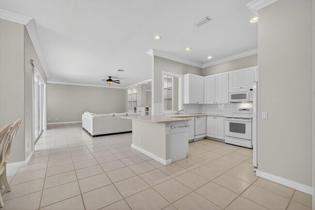 Building Photo - 121 Savona Dr